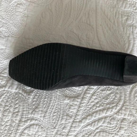 Stuart Weitzman platform suede pumps. Dark grey in colour. - Picture 4 of 6